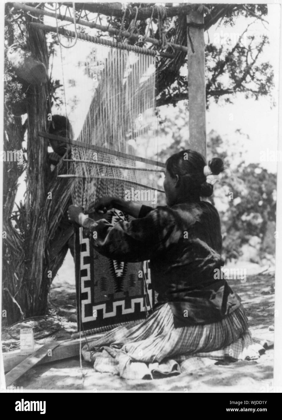 Hastine - Ush - Klish -ah -presto (l'uomo di fango la moglie) coperta Navajo weaver vicino a Gallup, Nuovo Messico Foto Stock