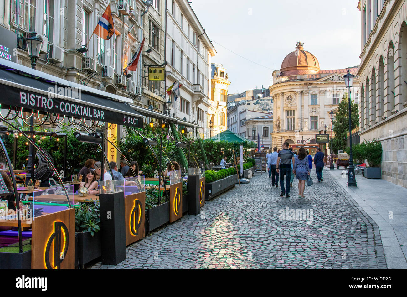 Smardan street (Strada Smardan) la principale strada pedonale piena di ristoranti nel centro di Bucarest. La Romania Foto Stock