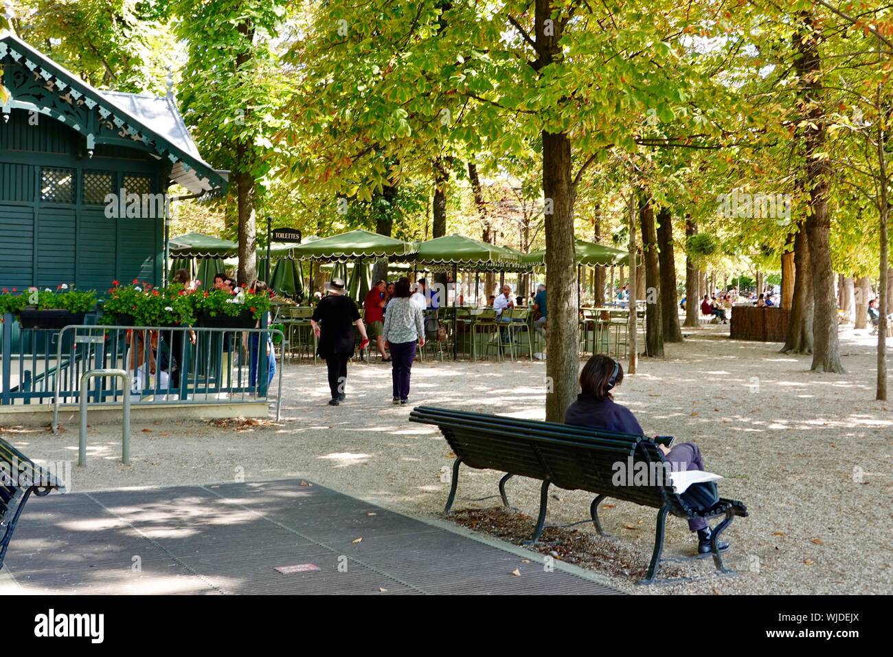 In settembre, persone e rilassanti passeggiate nei giardini del Lussemburgo, Parigi, Francia con un po' di Autunno a colori nelle foglie. Foto Stock