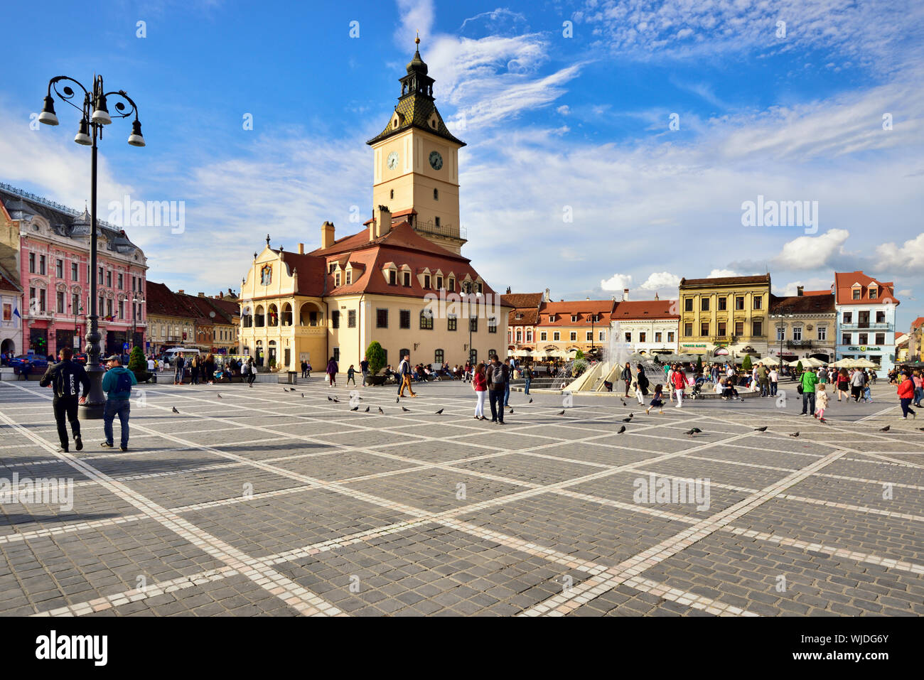 Piata Sfatului (Piazza del Consiglio) con l'ex casa Consiglio, costruito nel 1420, nel mezzo. Brasov, in Transilvania. La Romania Foto Stock