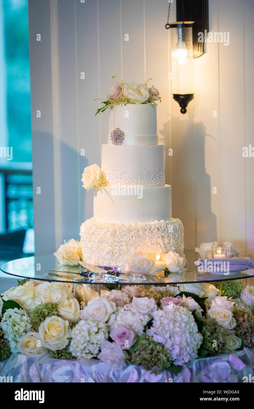 Stravagante e quattro livelli di torta di nozze con rose Foto Stock