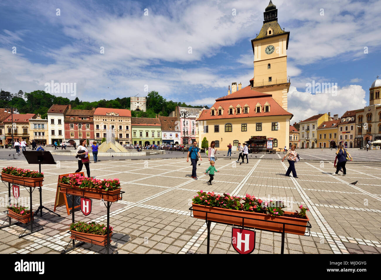 Piata Sfatului (Piazza del Consiglio) con l'ex casa Consiglio, costruito nel 1420, e la città vecchia. Brasov, Romania Foto Stock