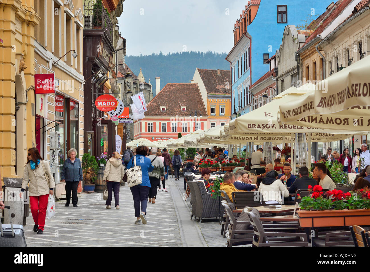 Republicii street, la principale strada pedonale e la strada dello shopping di Brasov, pieno di ristoranti. Brasov, Romania Foto Stock