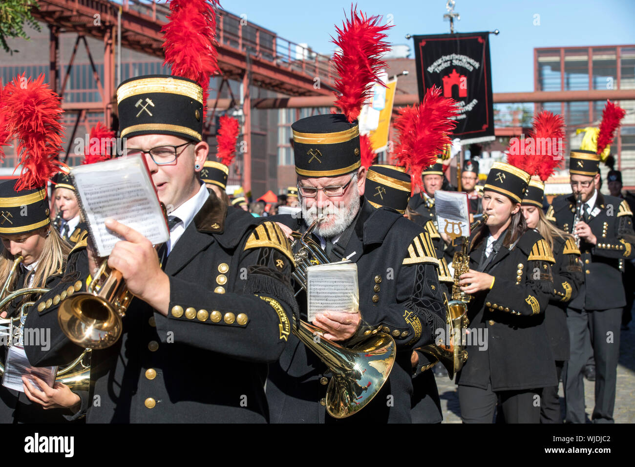 Ai partecipanti alla XIII tedesco dei minatori, capanne e dei minatori giornata a Essen, sul sito del Patrimonio Mondiale Zollverein colliery, music band, marching ba Foto Stock