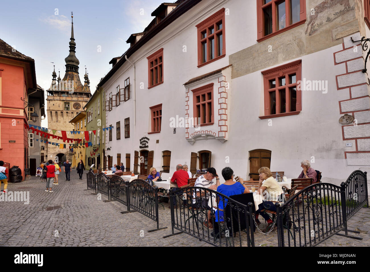 Ristorante nella città vecchia medievale all'interno della cittadella. Un sito Patrimonio Mondiale dell'Unesco. Sighisoara, Transilvania. La Romania Foto Stock