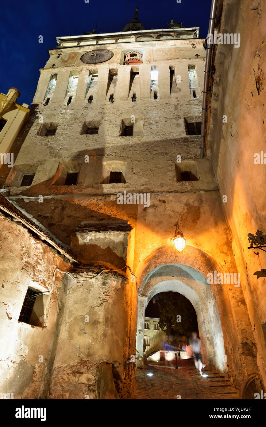 La Torre dell'Orologio, risalente al XIV secolo, difende la porta principale della cittadella medievale della città vecchia. Sighisoara, Romania Foto Stock