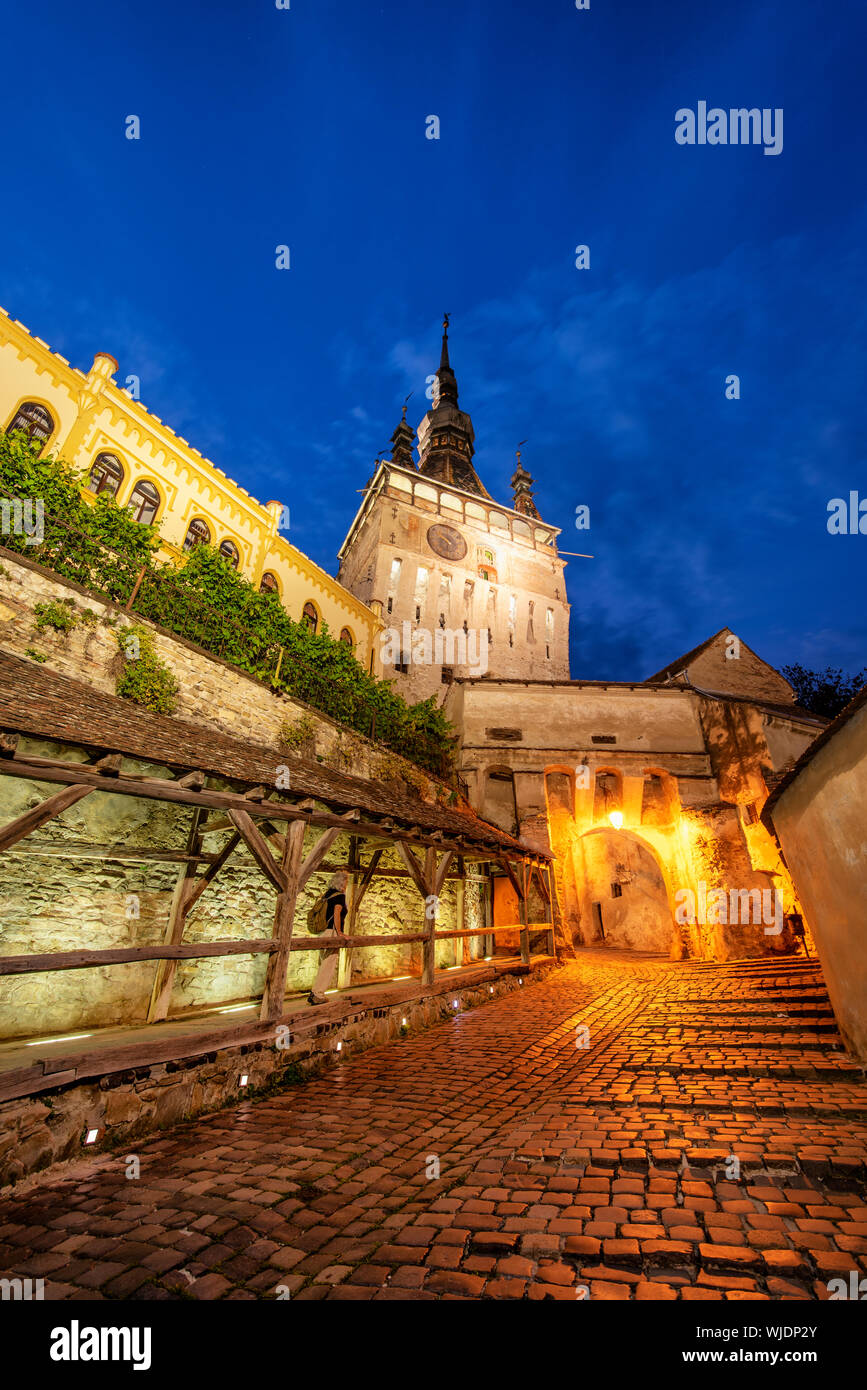 La Torre dell'Orologio, risalente al XIV secolo, difende la porta principale della cittadella medievale della città vecchia. Sighisoara, Romania Foto Stock