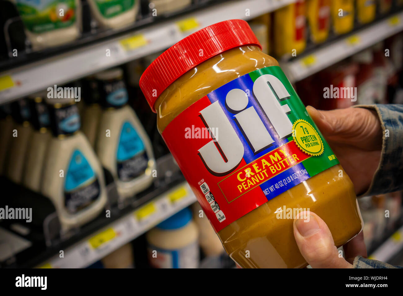 Un acquirente sceglie un vasetto di J.M. Smucker Co. marchio Jif burro di arachidi in un supermercato a New York martedì, 27 agosto 2019. (© Richard B. Levine) Foto Stock
