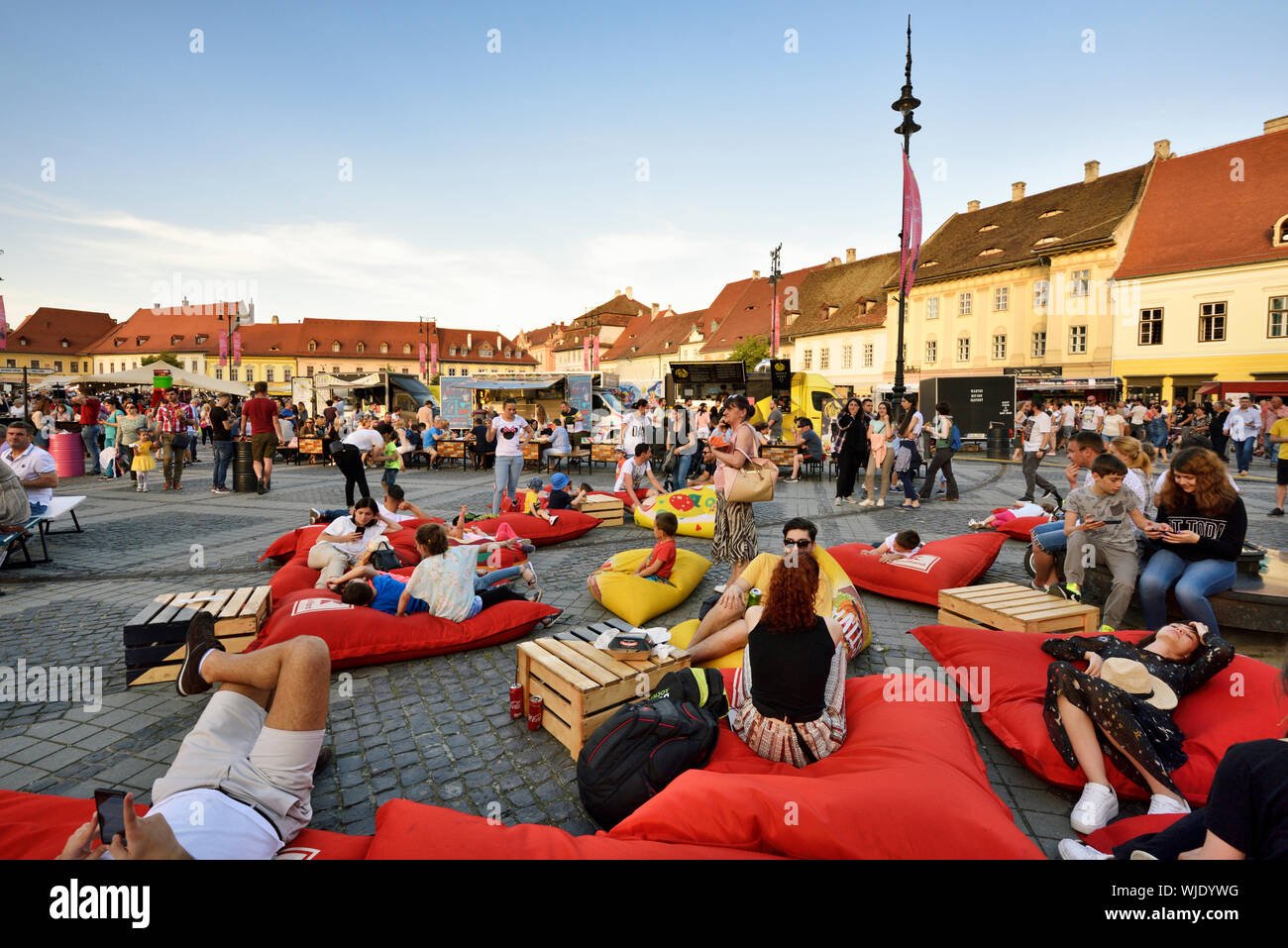 Street Food Festival in Piata Mare. Sibiu, in Transilvania. La Romania Foto Stock