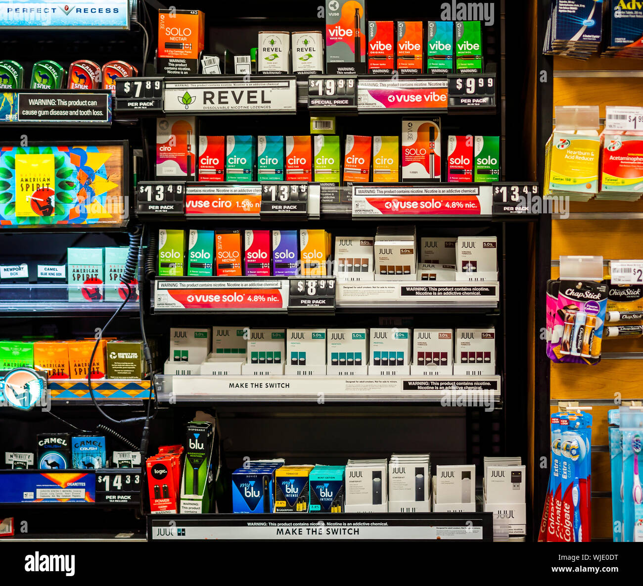 Una selezione del popolare Juul brand con altre forniture vaping sul display in un negozio a New York il giovedì 29 agosto, 2019. (© Richard B. Levine) Foto Stock