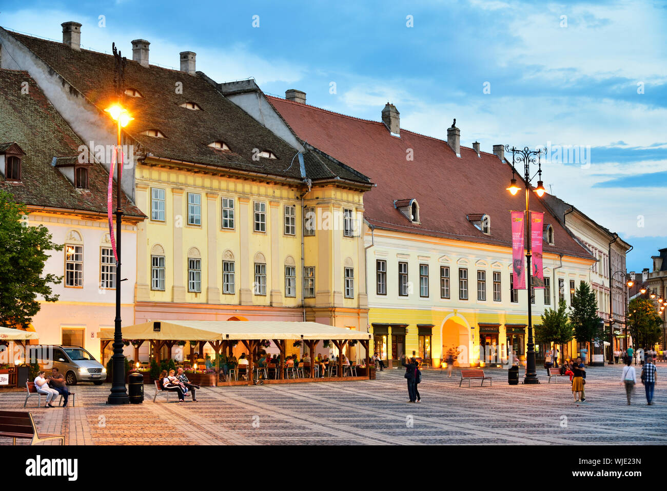 Case in Piata Mare al tramonto. Sibiu, in Transilvania. La Romania Foto Stock