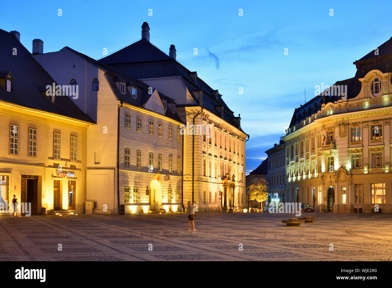 Case in Piata Mare al tramonto. Sibiu, in Transilvania. La Romania Foto Stock