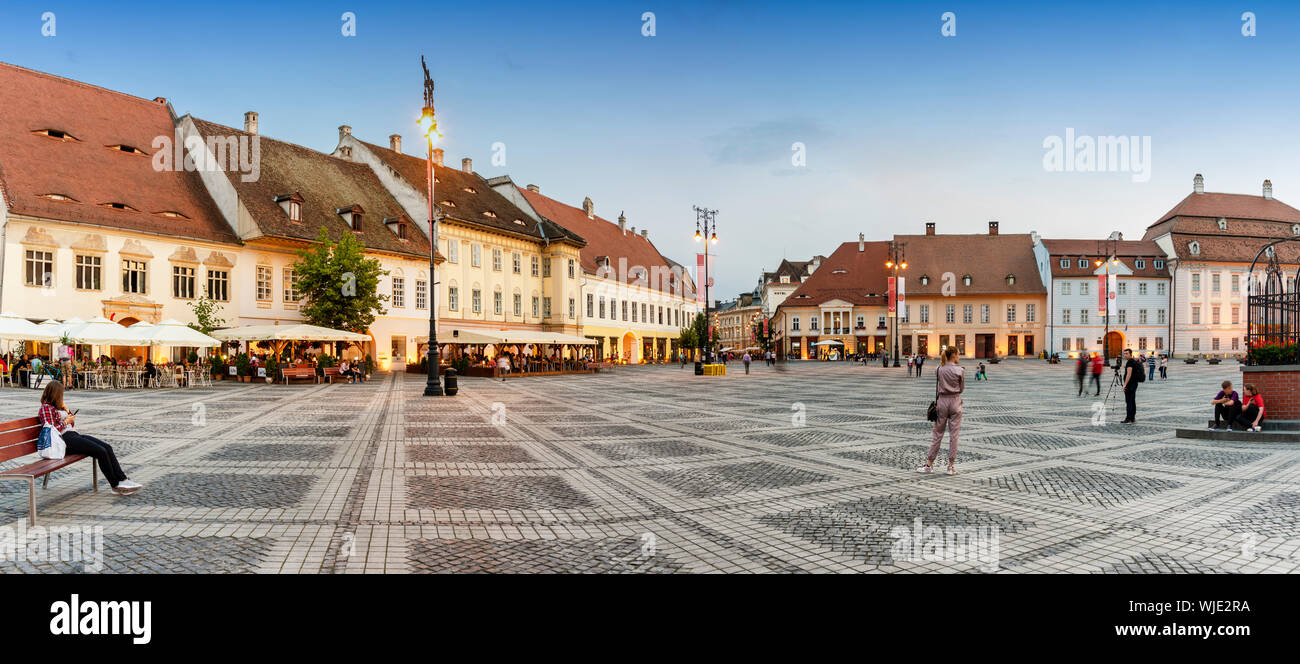 Case in Piata Mare al tramonto. Sibiu, in Transilvania. La Romania Foto Stock