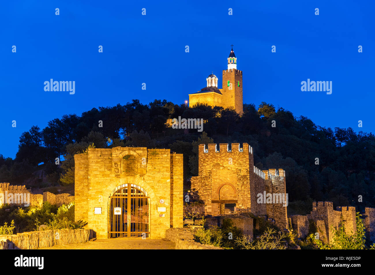 Fortezza di Tsarevets e la Cattedrale di ascensione sulla cima della collina al tramonto. Veliko Tarnovo, Bulgaria Foto Stock