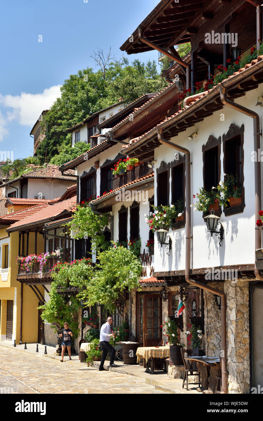 La strada più antica di Veliko Tarnovo, Generale Gurko street, con affascinante vecchio case. Veliko Tarnovo, Bulgaria Foto Stock