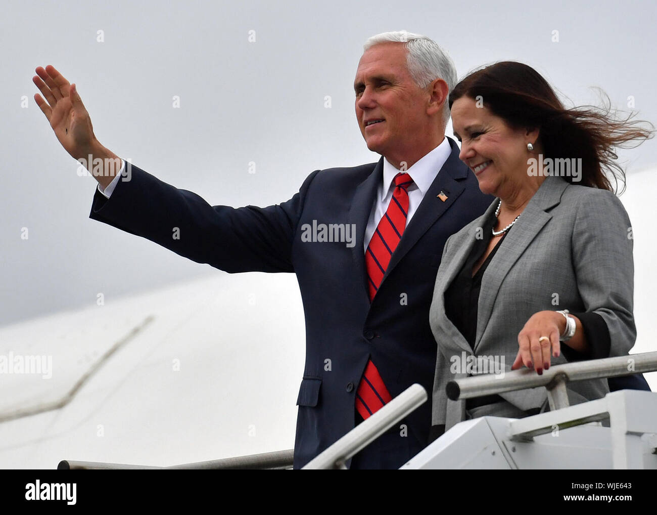 Noi Vice Presidente Mike Pence e la seconda signora Karen Pence arrivano nella Air Force 2 indietro all'aeroporto di Shannon da Dublino durante una visita ufficiale in Irlanda. Foto Stock