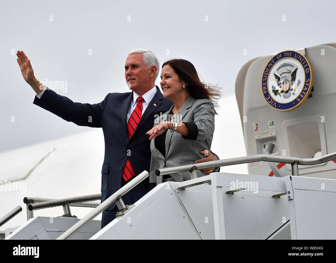 Noi Vice Presidente Mike Pence e la seconda signora Karen Pence arrivano nella Air Force 2 indietro all'aeroporto di Shannon da Dublino durante una visita ufficiale in Irlanda. Foto Stock