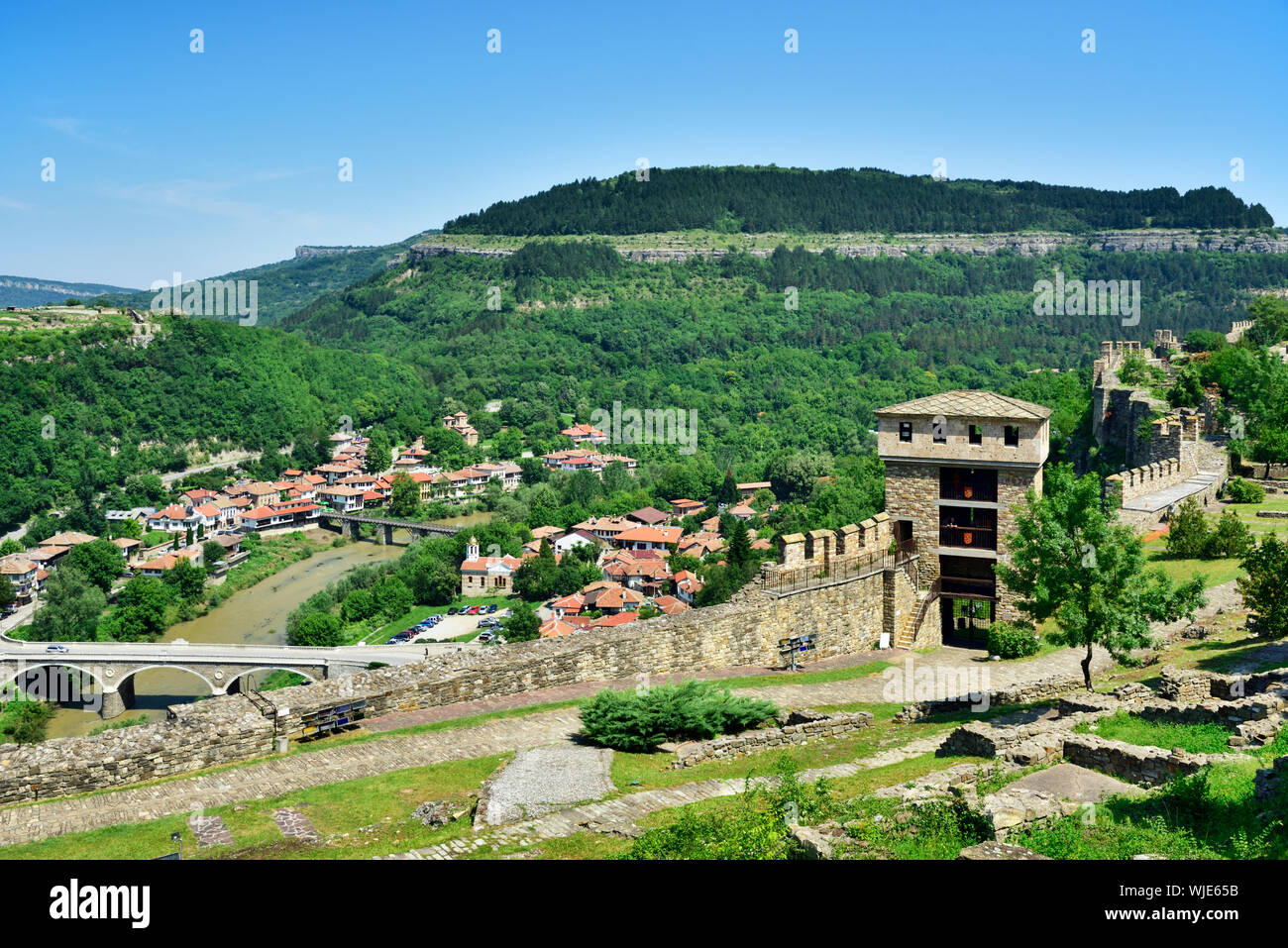 Fortezza di Tsarevets e i Quaranta Martiri Chiesa, nel vecchio quartiere Asenova vicino al fiume Yantra. Veliko Tarnovo, Bulgaria Foto Stock