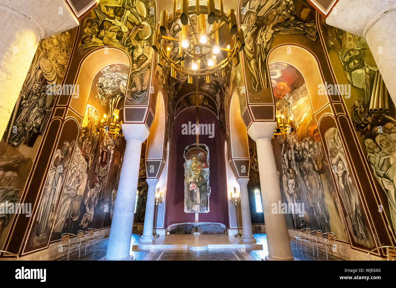 Murales all'interno della Cattedrale di ascensione per artista Teofan Sokerov che hanno rappresentato i momenti importanti della medioevale storia bulgara in uno stile modernista. Veli Foto Stock
