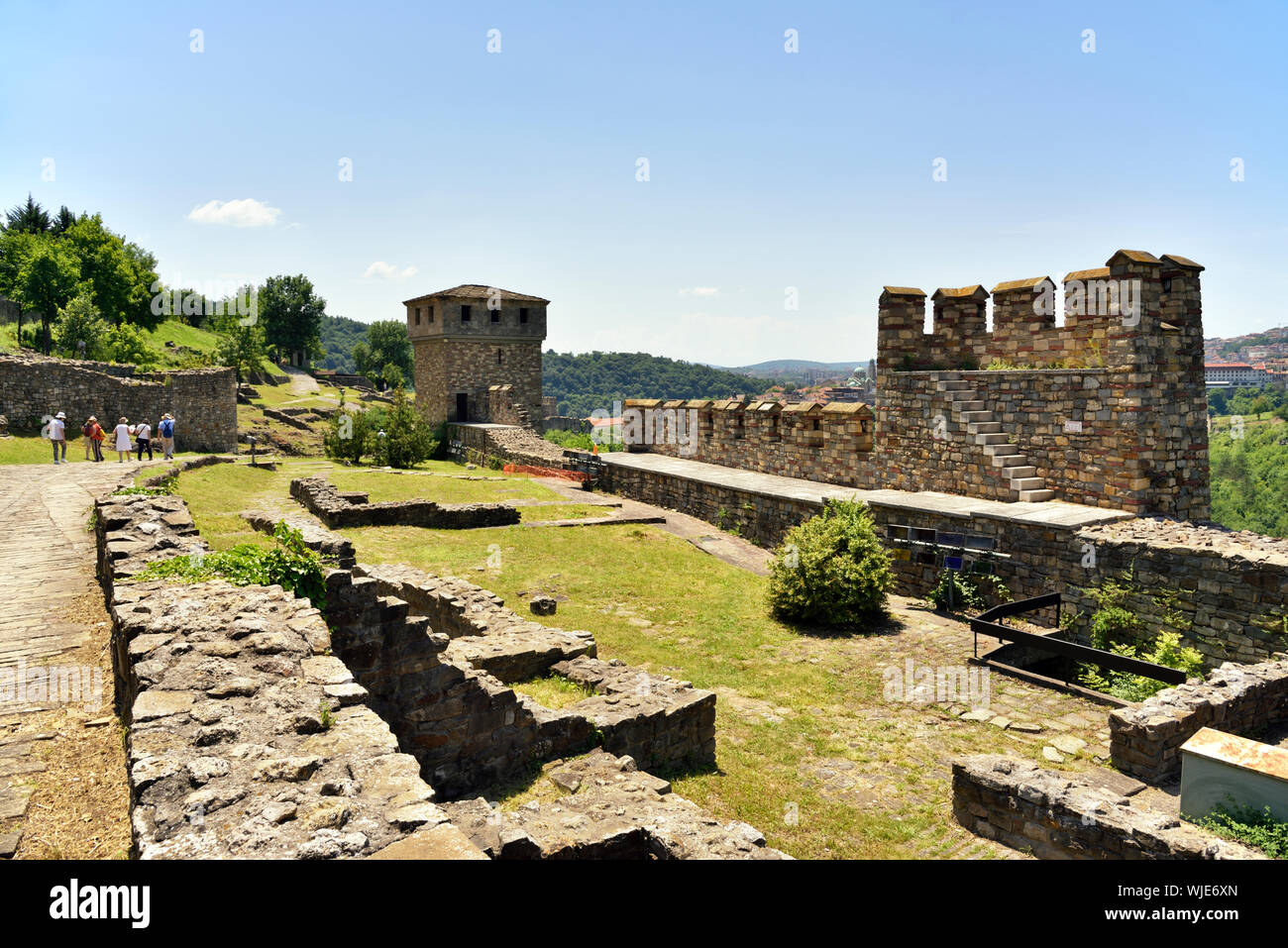 Tsarevets fortezza con i resti di case medievali in cima alla collina. Veliko Tarnovo, Bulgaria Foto Stock