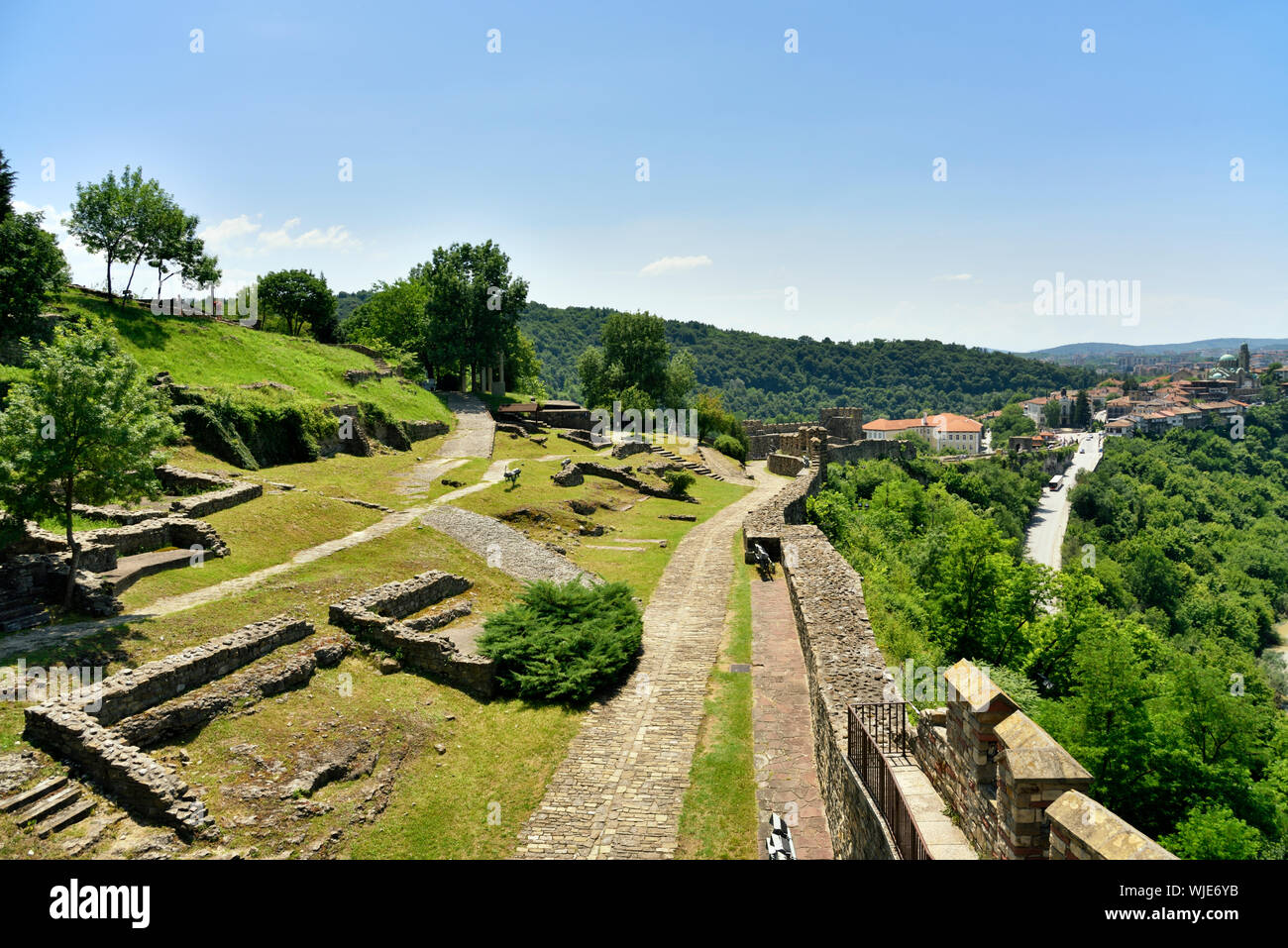 Tsarevets fortezza con i resti di case medievali in cima alla collina. Veliko Tarnovo, Bulgaria Foto Stock