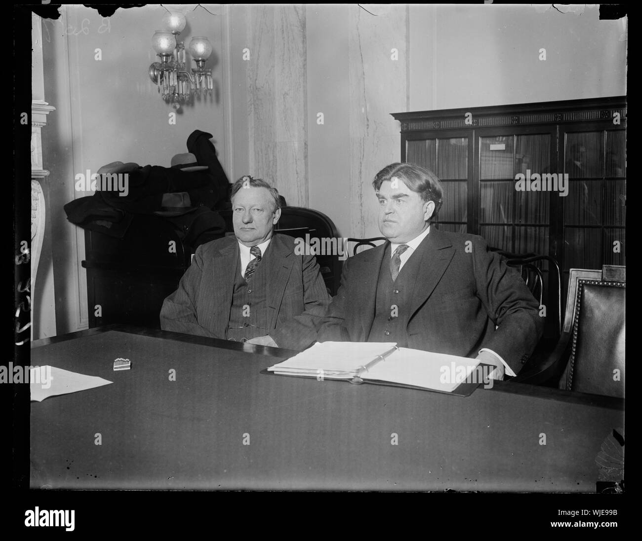 Testa di minatori uniti è la prima testimonianza dinanzi al Senato del carbone comitato. John L. Lewis, (destra) della testa dei minatori uniti d'America, è stato il primo testimone di testimoniare davanti al comitato del Senato studiando la situazione di carbone a Washington oggi. Sulla sinistra è il senatore James Watson di Indiana, presidente del comitato Foto Stock