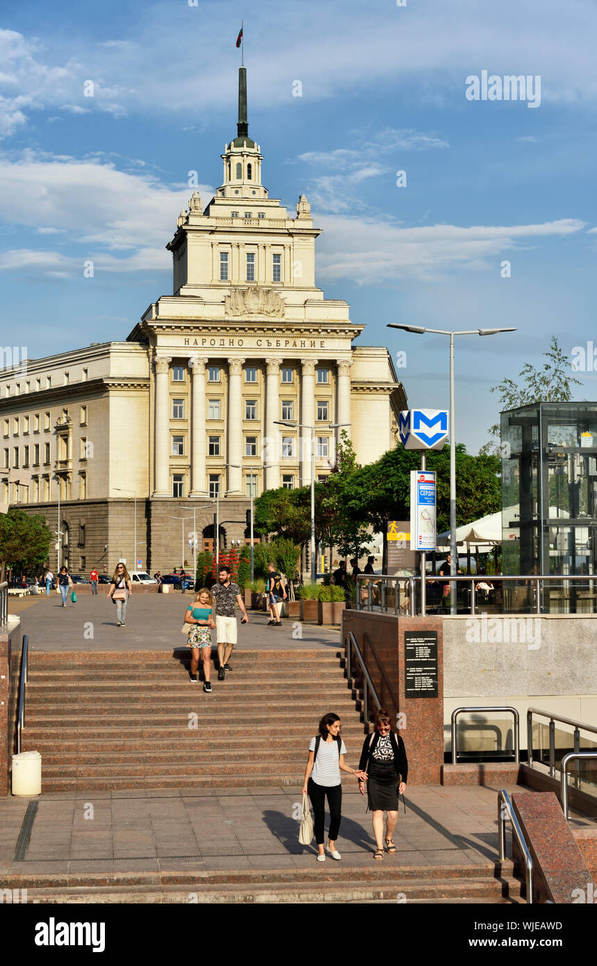 L'edificio dell'ex partito comunista sede ora utilizzato dall Assemblea nazionale della Bulgaria, Piazza Indipendenza, Sofia. La Bulgaria Foto Stock
