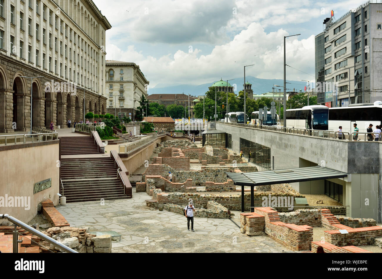 Le rovine romane del complesso archeologico di Serdica, il romano Sofia nel centro della citta'. Il Monte Vitosha all'orizzonte. Sofia, Bulgaria Foto Stock
