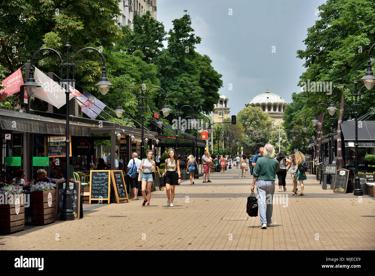 Vitosha Boulevard, la principale strada pedonale e commercial street nel centro di Sofia, piena di negozi, bar e ristoranti. Sofia, Bulgaria Foto Stock