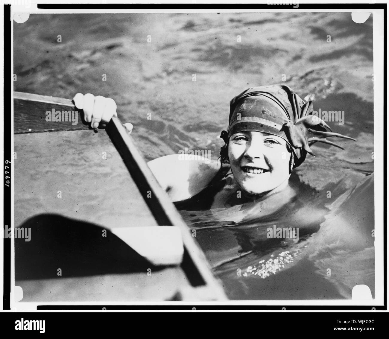 Testa e spalle Ritratto di giovane donna, che indossa fancy cuffia, in acqua Foto Stock