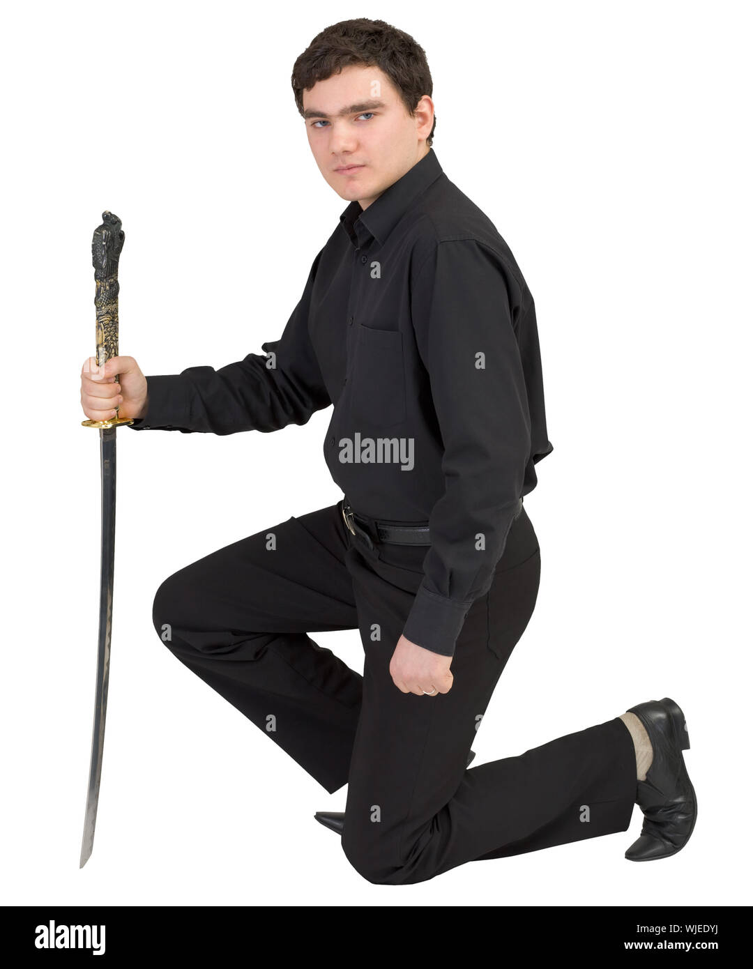 Uomo Vestiti di nero con la spada giapponese in una mano Foto stock - Alamy