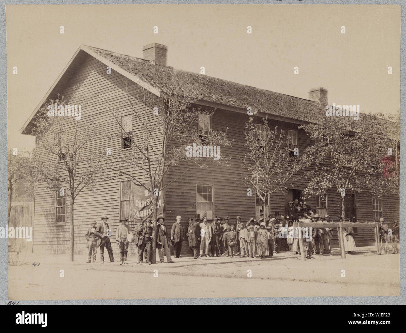 Sede U.S. Commissione cristiana, Richmond, Virginia, aprile, 1865 Abstract: fotografia mostra una folla di uomini, donne e bambini al di fuori dell'edificio. Foto Stock