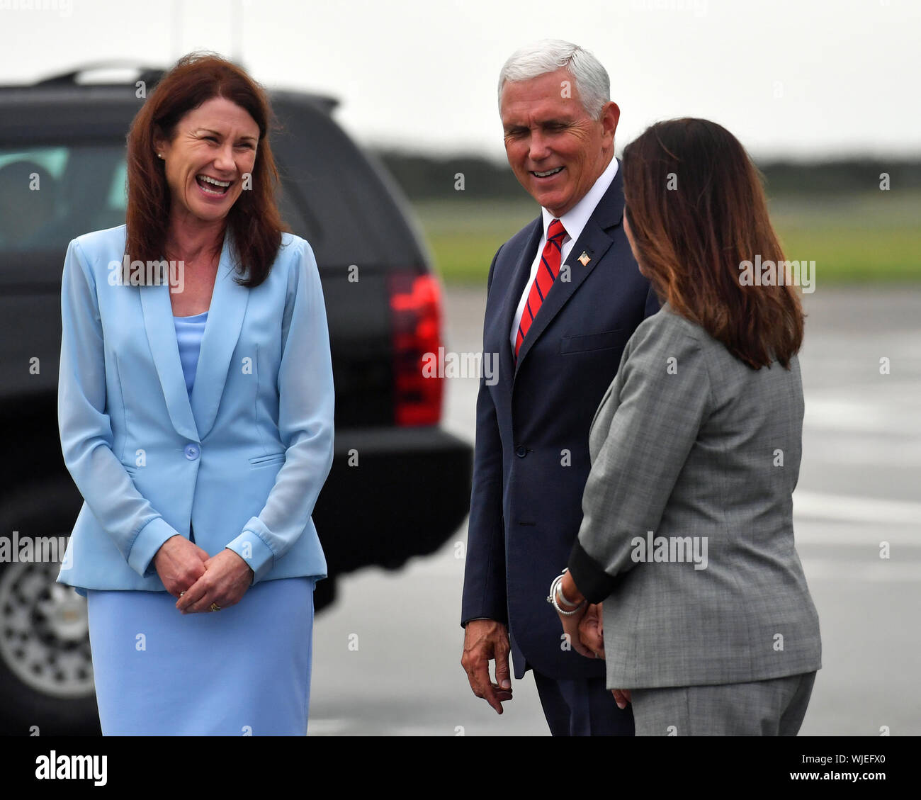 Noi Vice Presidente Mike Pence e la seconda signora Karen Pence incontrare il personale aeroportuale come essi arrivano torna all'aeroporto di Shannon da Dublino durante una visita ufficiale in Irlanda. Foto Stock