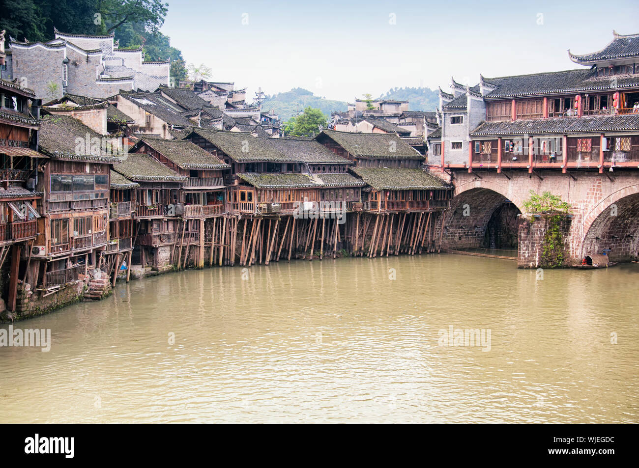 Per la hongqiao ponte sopra il tuo jiang fiume di Fenghuang antica città nella provincia del Hunan Cina su un nuvoloso giorno. Foto Stock