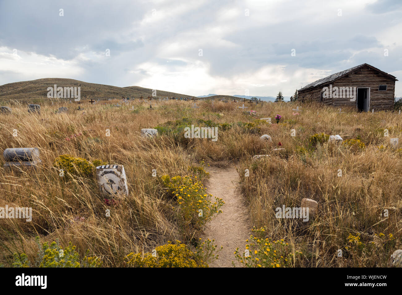 Lapidi nella selvaggia prateria di erba a la vecchia orientale tribale Shoshone cimitero fuori Fort Washakie, Wyoming Foto Stock