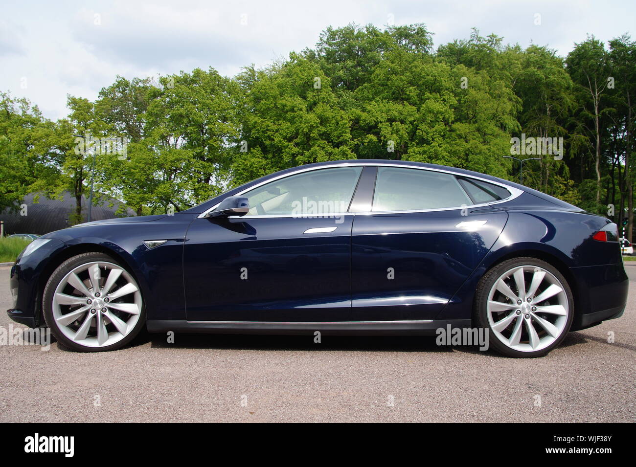 Arnhem, Paesi Bassi - 17 Maggio 2015: : Nero Electric Tesla Motors Model S parcheggiato in un parcheggio Foto Stock