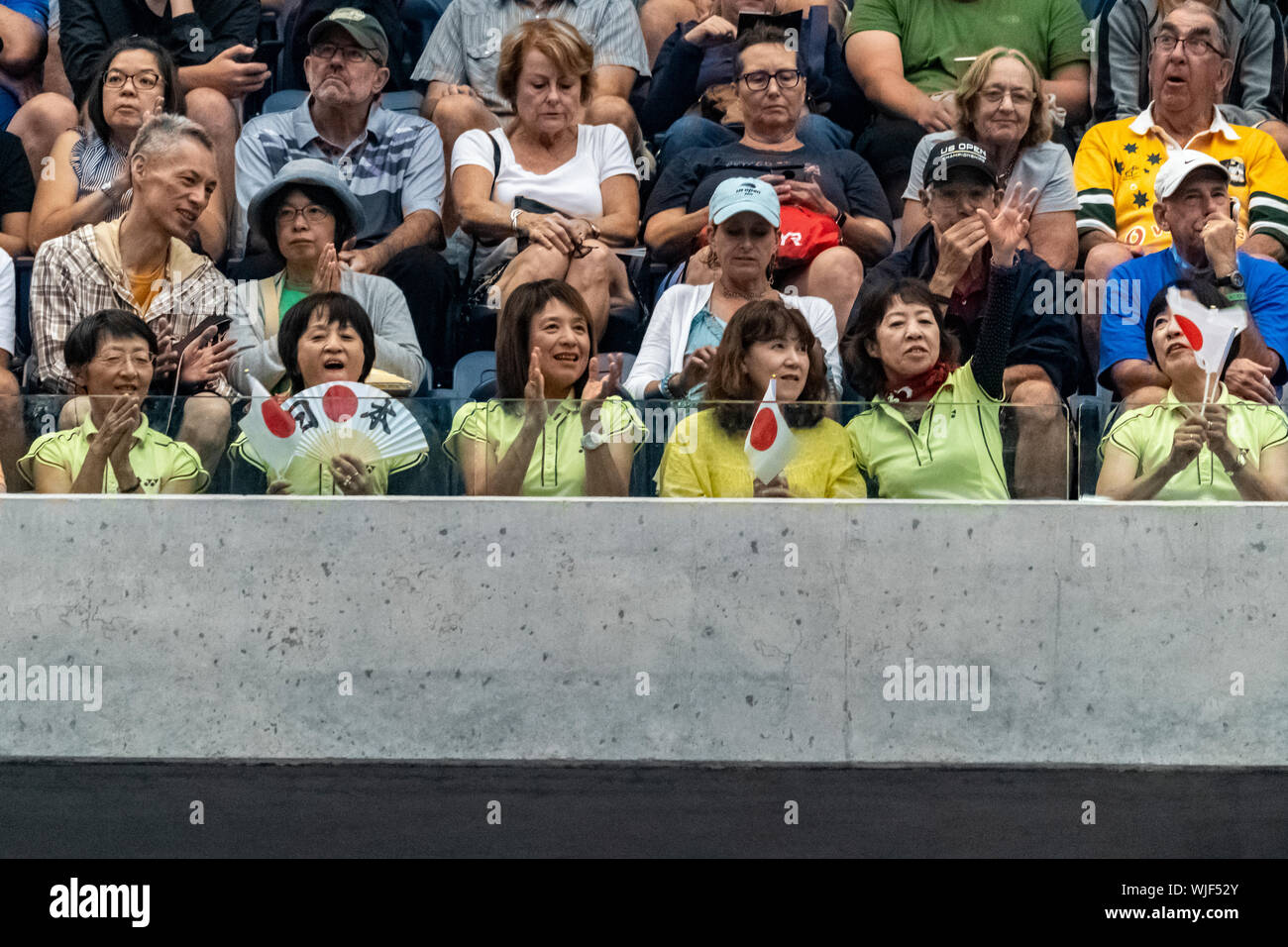 Gli appassionati di Kei Nishikori del Giappone mentre lui è in competizione nel secondo round del 2019 US Open Tennis Foto Stock