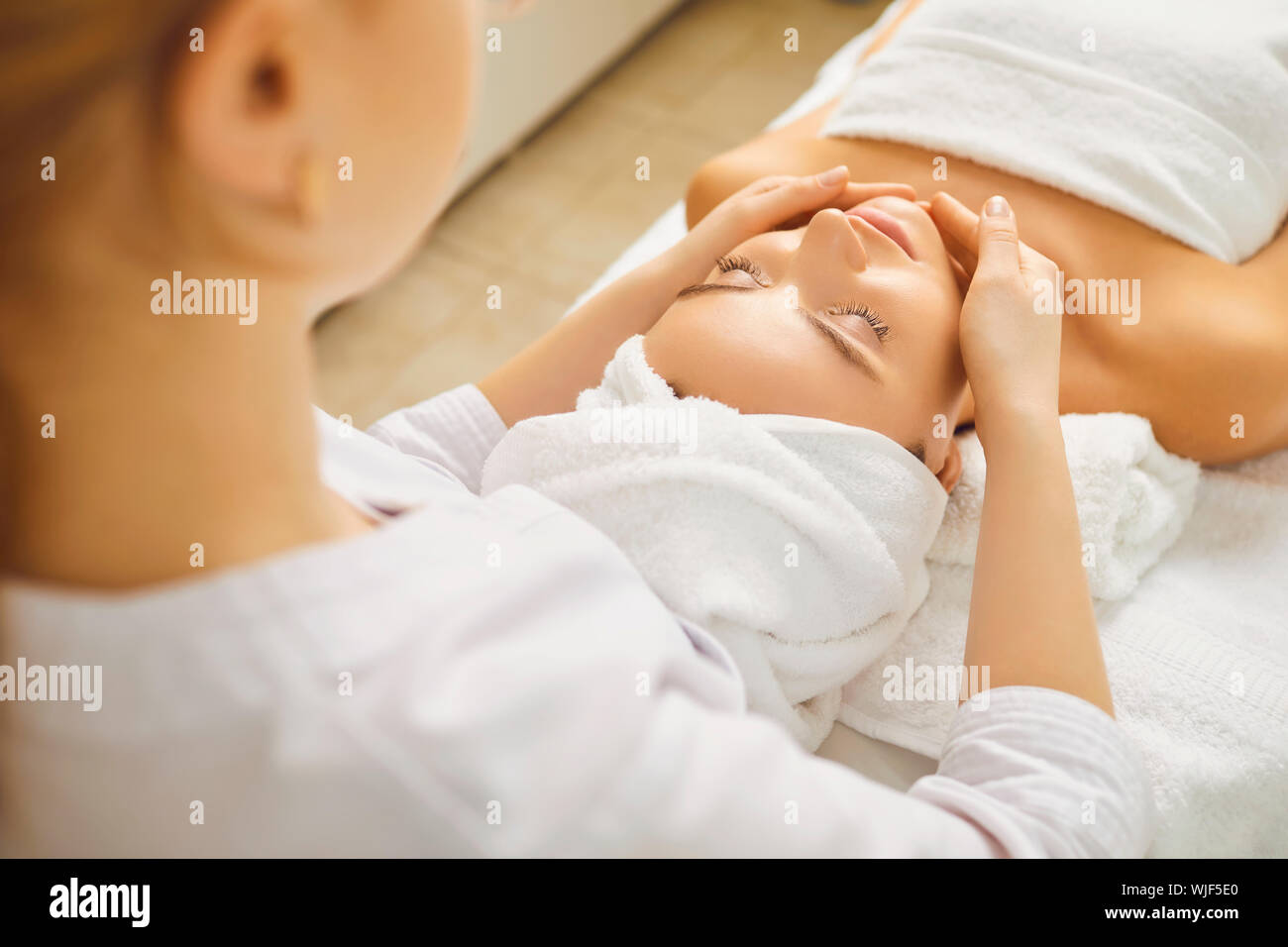 Massaggio del viso di una bella ragazza in una clinica di bellezza. Foto Stock