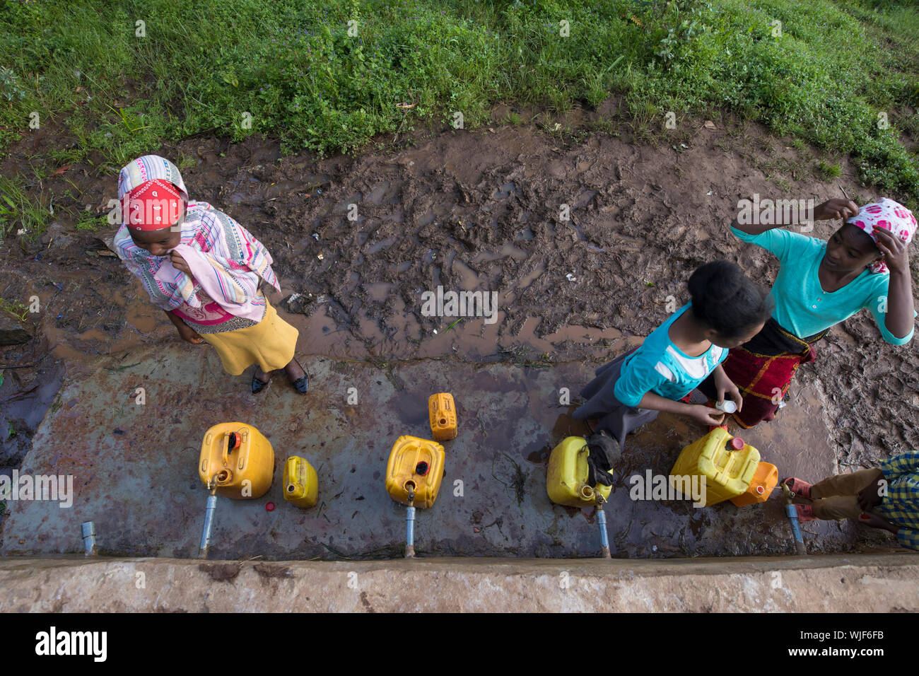 OROMIA, ETIOPIA-Settembre 11, 2017: Unidentified le donne e i bambini riempiono brocche d'acqua da una centrale di punto di riempimento in Etiopia Foto Stock