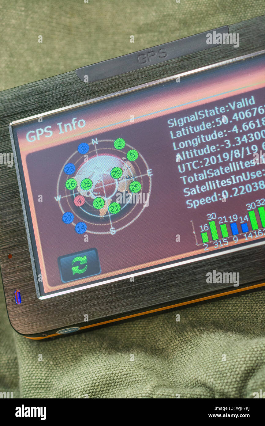 Auto cruscotto del veicolo unità GPS come portatile Dispositivo GPS su tela cachi borsa kit. La tecnologia GPS, trovando la tua strada, navigazione, escursioni, viaggi. Foto Stock