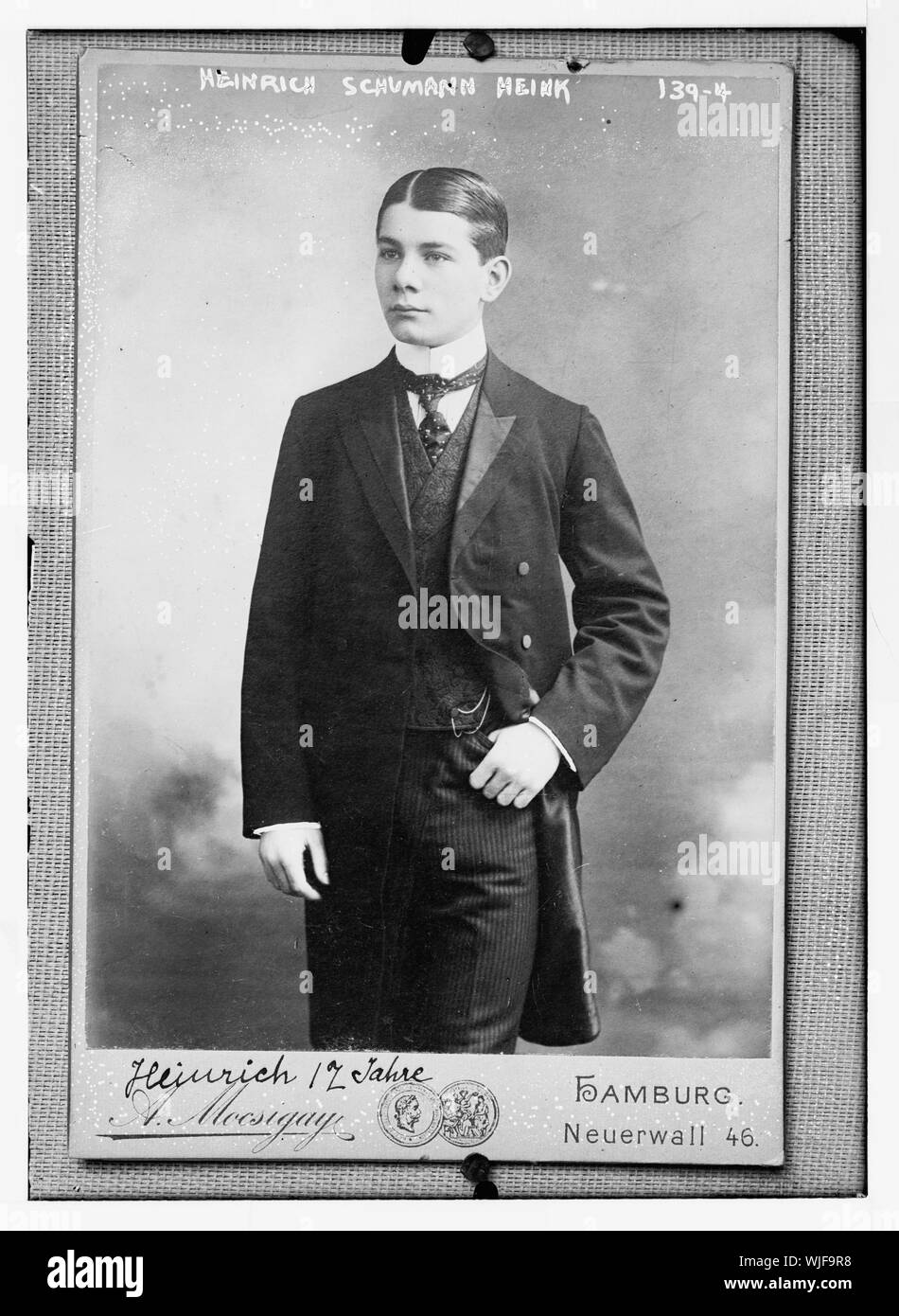 Heinrich Schumann - Heink, 12 anni, in piedi per tre quarti, fotografo: A. Mocsigay, Amburgo, Neuerwall 46 / A. Foto Stock