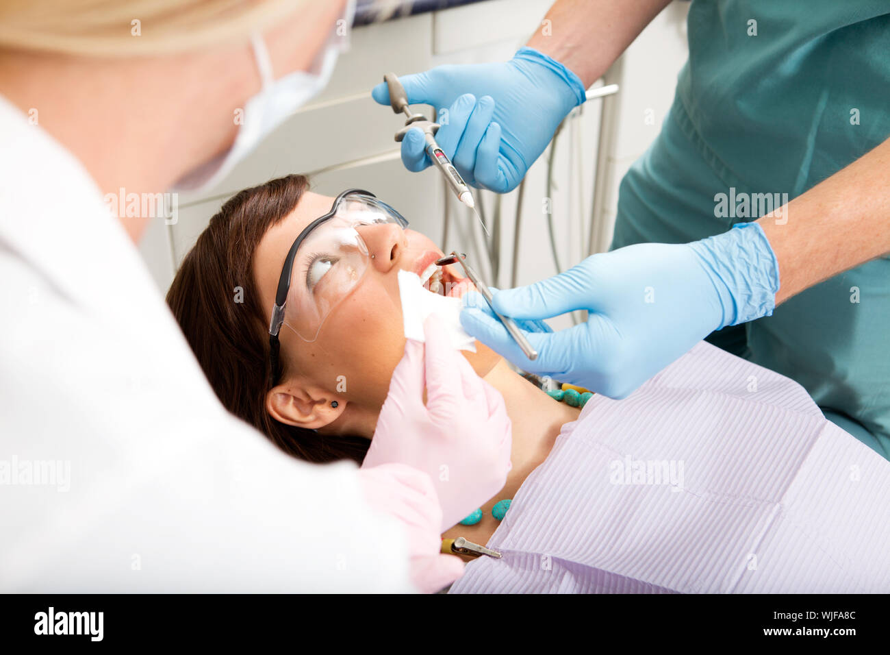 Illustrazione Di Una Siringa Illustrazione Vettoriale - Illustrazione - Foto 8