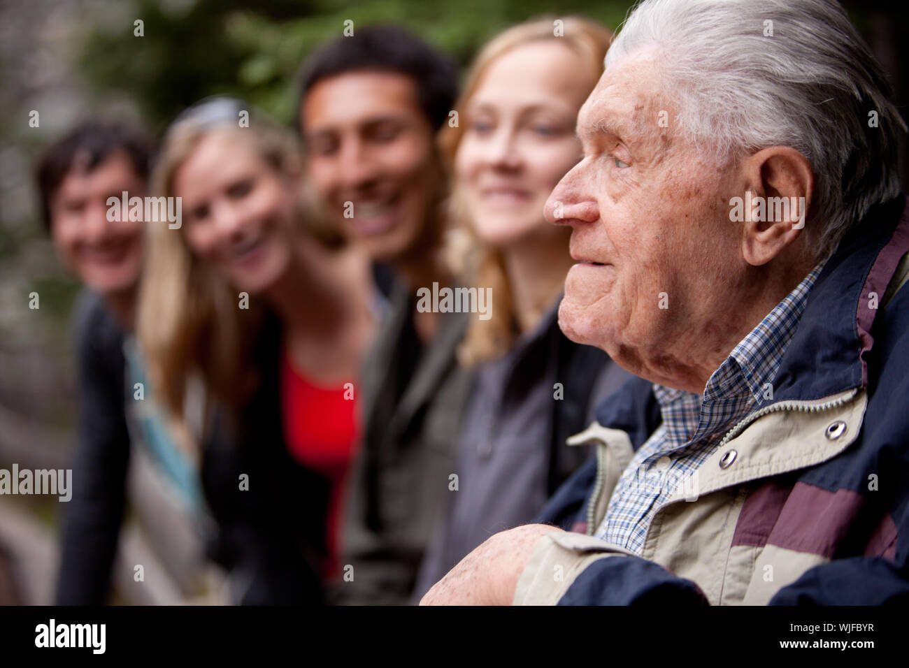 Uomo anziano raccontare storie Foto Stock