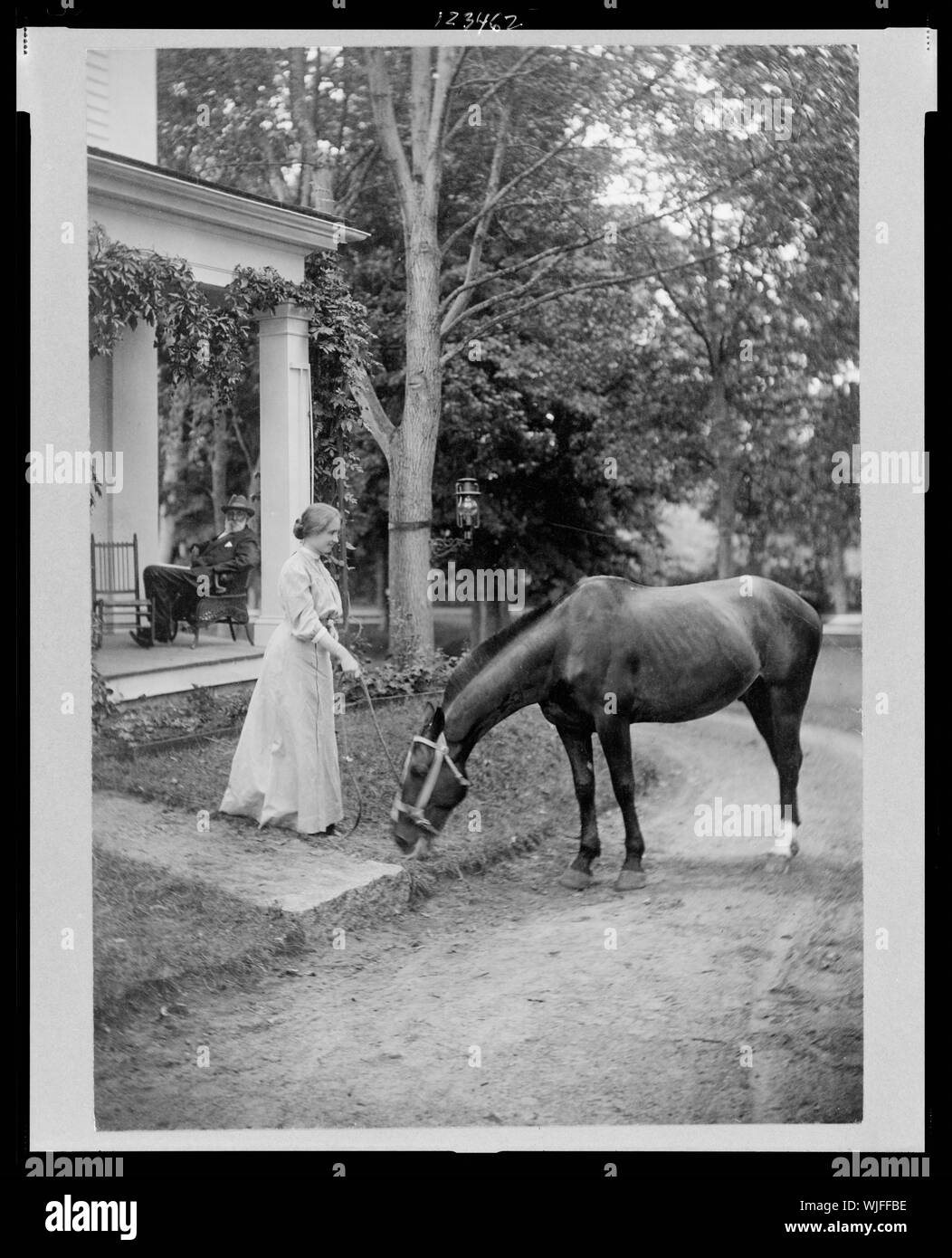 Helen Keller, ritratto a figura intera in piedi sul prato azienda redini di un cavallo Foto Stock