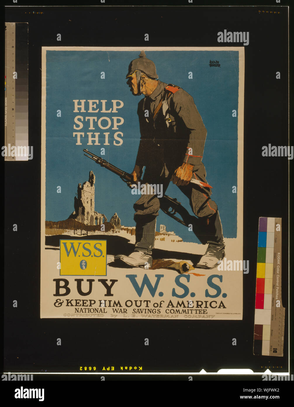 Aiutaci a fermare questa - Acquista il risparmio di guerra francobolli e tenere lui fuori d'America Abstract: Poster raffigurante un soldato tedesco che porta un fucile e un coltello insanguinato, passeggiate in mezzo alle rovine. Foto Stock