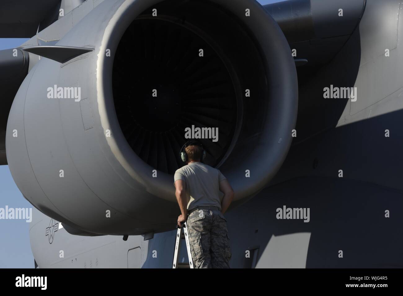 Membri del 145gruppo Manutenzione preparare la C-17 Globemaster III per distribuire a sostegno dell'Uragano Dorian sollievo in anticipo delle tempeste arrivo, mentre presso la North Carolina Air National Guard Base, Charlotte NC, 3 sett. 2019, 3 settembre 2019. Uragano Dorian è una categoria tre tempesta che ha causato gravi danni alle Bahamas con una sporgenza a colpire il Nord Carolina, ogni anno la 145Airlift Wing risponde e si prepara per qualsiasi uragano in caso di stateside approdo. Immagine cortesia Airman 1. Classe Juan Paz/145Airlift Wing, Affari pubblici North Carolina Air National Guard. Foto Stock