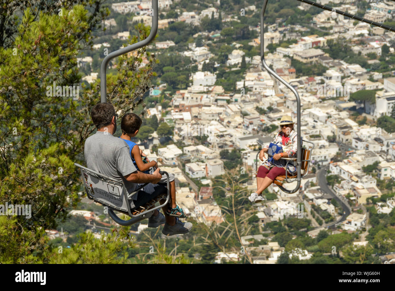 ANACAPRI ISOLA DI CAPRI, Italia - Agosto 2019: persone su una seggiovia che viaggiano su e giù per la montagna fino alla vetta del Monte Solaro al di sopra di Anacapri Foto Stock