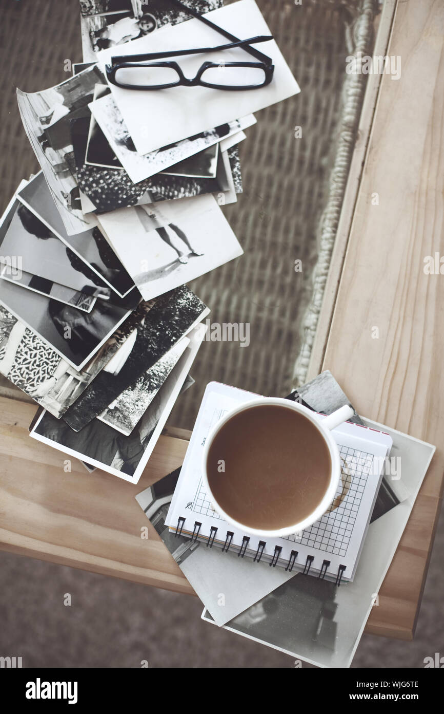 Ancora i dettagli di vita, una tazza di caffè e retro vintage foto in bianco e nero Foto Stock