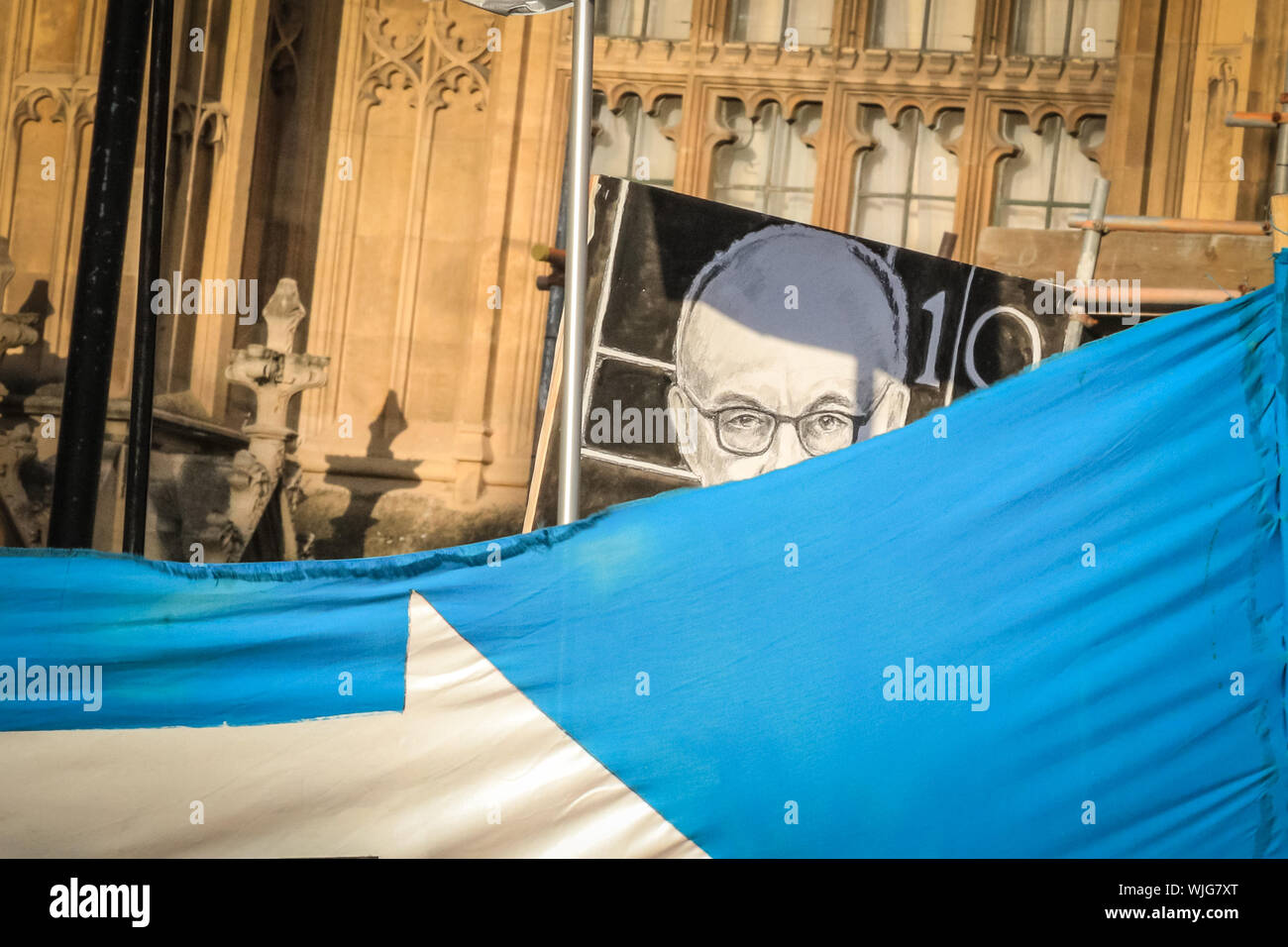 Westminster, Londra, 03 settembre 2019. Dominic Cummings è raffigurato in una targhetta. Pro- e manifestanti Anti-Brexit rally intorno al parlamento e College Green in Westminster il giorno il Parlamento ritorna dal recesso. Foto Stock