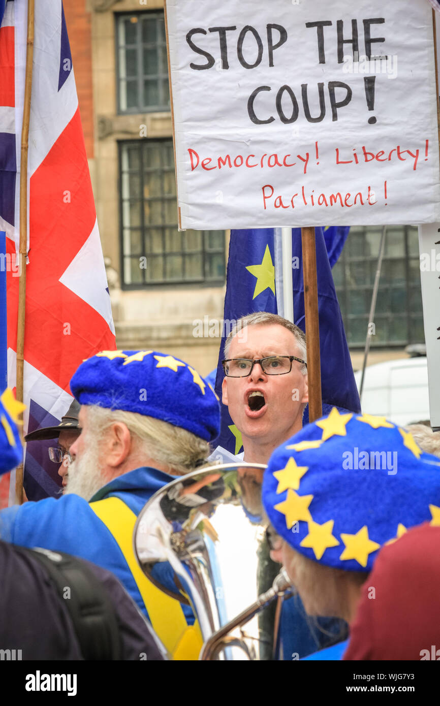 Westminster, Londra, 03 settembre 2019. Pro- e manifestanti Anti-Brexit rally intorno al parlamento e College Green in Westminster il giorno il Parlamento ritorna dal recesso. Foto Stock